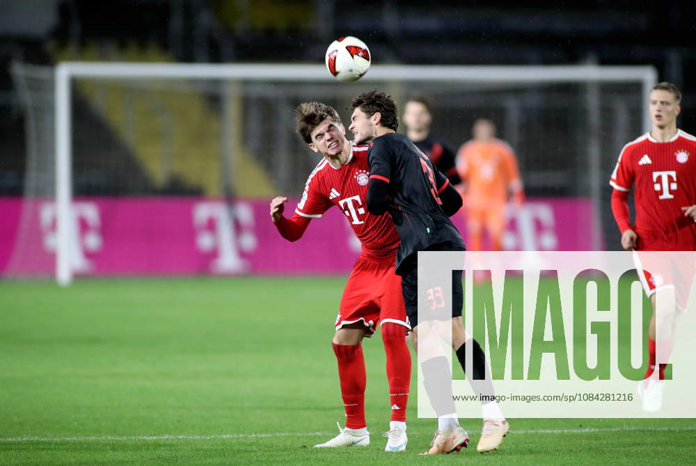 Fussball, Herren, Regionalliga Bayern, Saison 2026 2027, FC Bayern München II - SpVgg Unterhaching, Grünwalder Stadion Guido Della Rovere (FC Bayern München II) (li.) mit Luis Schäfer (SpVgg Unterhaching) (re.) im Zweikampf, der blutig am Kopf von Della Rovere endet