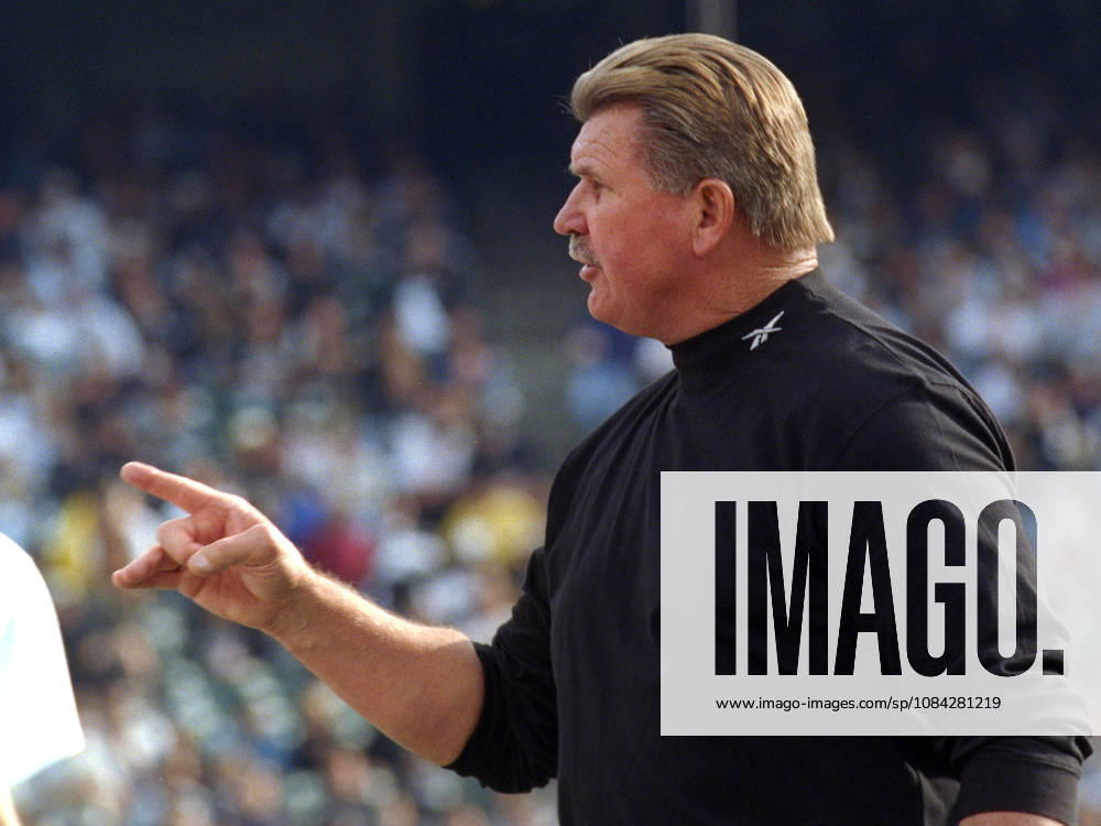 Oakland, California, U.S - Oakland Raiders vs. New Orleans Saints at Oakland Alameda County Coliseum Sunday, November 9, 1997. Saints beat Raiders 13-10. Saints head coach Mike Ditka. NFL, American Football Herren, USA 1997: Raiders 10:13 Saints - ZUMAg52_ 19971109_zap_g52_017