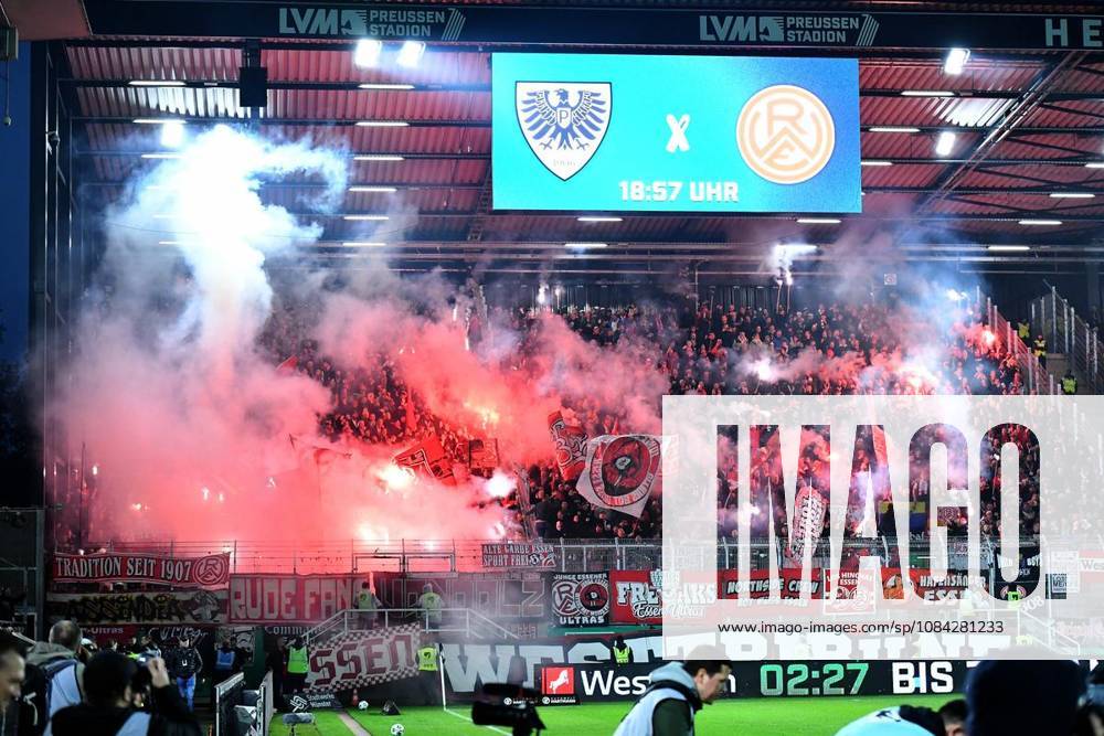 Fußball 3. Liga 8.Spieltag: Preußen Münster - Rot-Weiss Essen am 09.10.2026 im LVM-Preußenstadion in Münster Essener Fans zünden Pyrotechnik im Block Deutschland Nordrhein Westfalen Münster