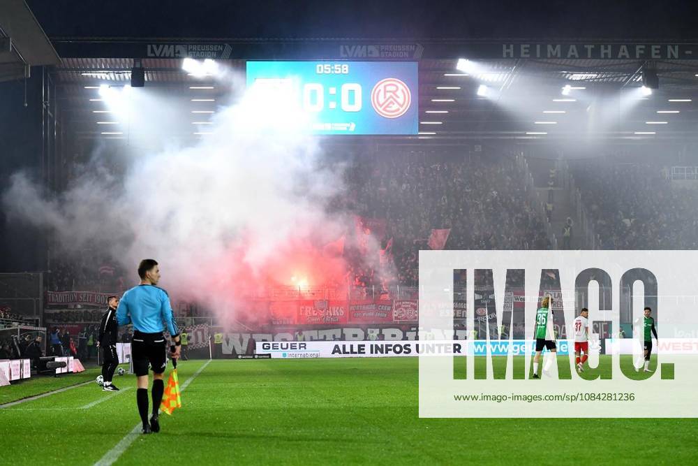 Fußball 3. Liga 8.Spieltag: Preußen Münster - Rot-Weiss Essen am 09.10.2026 im LVM-Preußenstadion in Münster Essener Fans zünden Pyrotechnik im Block Deutschland Nordrhein Westfalen Münster