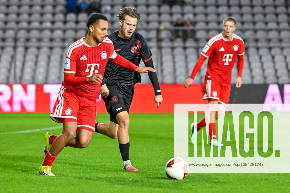 V.li.: Vincent Manuba Bayern Muenchen, FCB, 2) Jeroen Krupa (Unterhaching, 9) im Zweikampf, Duell, duel, tackle, Dynamik, Action, Aktion, 09.10.2026, München (Deutschland), Fussball, Regionalliga Bayern, FC Bayern München II - SpVgg Unterhaching