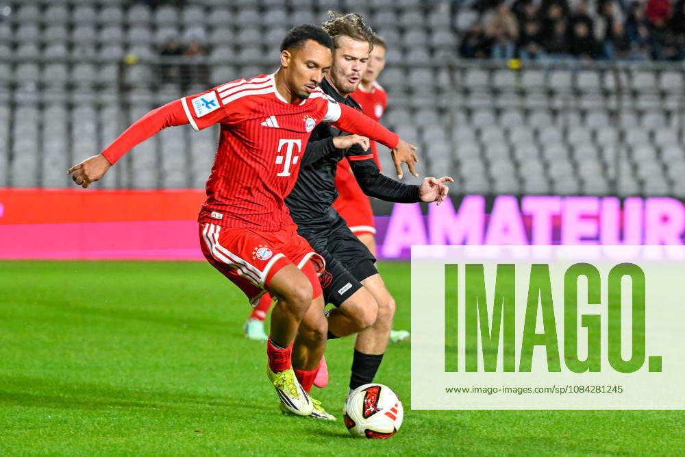 V.li.: Vincent Manuba Bayern Muenchen, FCB, 2) Jeroen Krupa (Unterhaching, 9) im Zweikampf, Duell, duel, tackle, Dynamik, Action, Aktion, 09.10.2026, München (Deutschland), Fussball, Regionalliga Bayern, FC Bayern München II - SpVgg Unterhaching