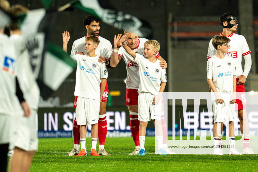 3. Liga, 8. Spieltag, SC Preußen Münster vs. Rot-Weiss Essen im LVM-Preußenstadion. Ben Hüning (Essen) winkt Zuschauern zu WICHTIGER HINWEIS: Gemäß den Vorgaben des DFB und der DFL ist es untersagt, in dem Stadion und oder vom Spiel angefertigte Fotoaufnahmen in Form von Sequenzbildern und oder videoähnlichen Fotostrecken zu verwerten bzw. verwerten zu lassen.