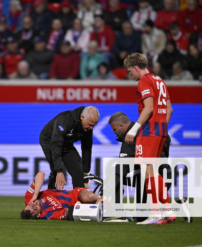 Patrick Mainka 1. FC Heidenheim 1846 FCH (06) verletzt Verletzung am Boden Betreuer Mikkel Kaufmann 1. FC Heidenheim 1846 FCH (29) 1. FC Heidenheim 1846 FCH vs 1. FC Kaiserslautern 09.10..2026 DFL REGULATIONS PROHIBIT ANY USE OF PHOTOGRAPHS AS IMAGE SEQUENCES AND OR QUASI-VIDEO 1. FC Heidenheim 1846 FCH vs 1. FC Kaiserslautern