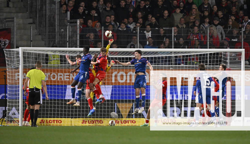 Strafraumszene, Torraumszene Torwart Thomas Daehne 1. FC Heidenheim 1846 FCH (33) Aktion Schiedsrichter Referee Florian Lechner Jan Schoeppner 1. FC Heidenheim 1846 FCH (03) Patrick Mainka 1. FC Heidenheim 1846 FCH (06) Maxwell Gyamfi 1. FC Kaiserslautern FCK (04) 1. FC Heidenheim 1846 FCH vs 1. FC Kaiserslautern 09.10..2026 DFL REGULATIONS PROHIBIT ANY USE OF PHOTOGRAPHS AS IMAGE SEQUENCES AND OR QUASI-VIDEO 1. FC Heidenheim 1846 FCH vs 1. FC Kaiserslautern