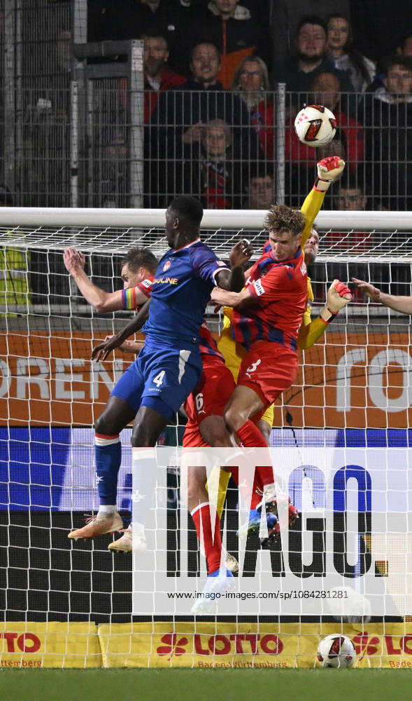 Strafraumszene, Torraumszene Torwart Thomas Daehne 1. FC Heidenheim 1846 FCH (33) Aktion Jan Schoeppner 1. FC Heidenheim 1846 FCH (03) Patrick Mainka 1. FC Heidenheim 1846 FCH (06) Maxwell Gyamfi 1. FC Kaiserslautern FCK (04) 1. FC Heidenheim 1846 FCH vs 1. FC Kaiserslautern 09.10..2026 DFL REGULATIONS PROHIBIT ANY USE OF PHOTOGRAPHS AS IMAGE SEQUENCES AND OR QUASI-VIDEO 1. FC Heidenheim 1846 FCH vs 1. FC Kaiserslautern