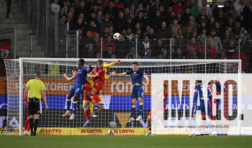 Strafraumszene, Torraumszene Torwart Thomas Daehne 1. FC Heidenheim 1846 FCH (33) Aktion Schiedsrichter Referee Florian Lechner Jan Schoeppner 1. FC Heidenheim 1846 FCH (03) Patrick Mainka 1. FC Heidenheim 1846 FCH (06) Maxwell Gyamfi 1. FC Kaiserslautern FCK (04) 1. FC Heidenheim 1846 FCH vs 1. FC Kaiserslautern 09.10..2026 DFL REGULATIONS PROHIBIT ANY USE OF PHOTOGRAPHS AS IMAGE SEQUENCES AND OR QUASI-VIDEO 1. FC Heidenheim 1846 FCH vs 1. FC Kaiserslautern
