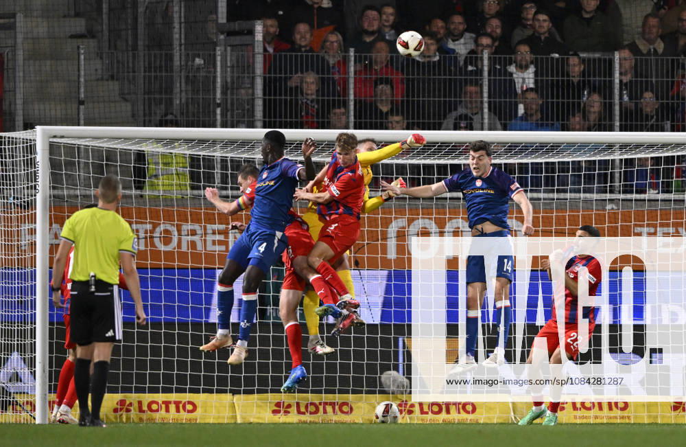 Strafraumszene, Torraumszene Torwart Thomas Daehne 1. FC Heidenheim 1846 FCH (33) Aktion Schiedsrichter Referee Florian Lechner Jan Schoeppner 1. FC Heidenheim 1846 FCH (03) Patrick Mainka 1. FC Heidenheim 1846 FCH (06) Maxwell Gyamfi 1. FC Kaiserslautern FCK (04) 1. FC Heidenheim 1846 FCH vs 1. FC Kaiserslautern 09.10..2026 DFL REGULATIONS PROHIBIT ANY USE OF PHOTOGRAPHS AS IMAGE SEQUENCES AND OR QUASI-VIDEO 1. FC Heidenheim 1846 FCH vs 1. FC Kaiserslautern