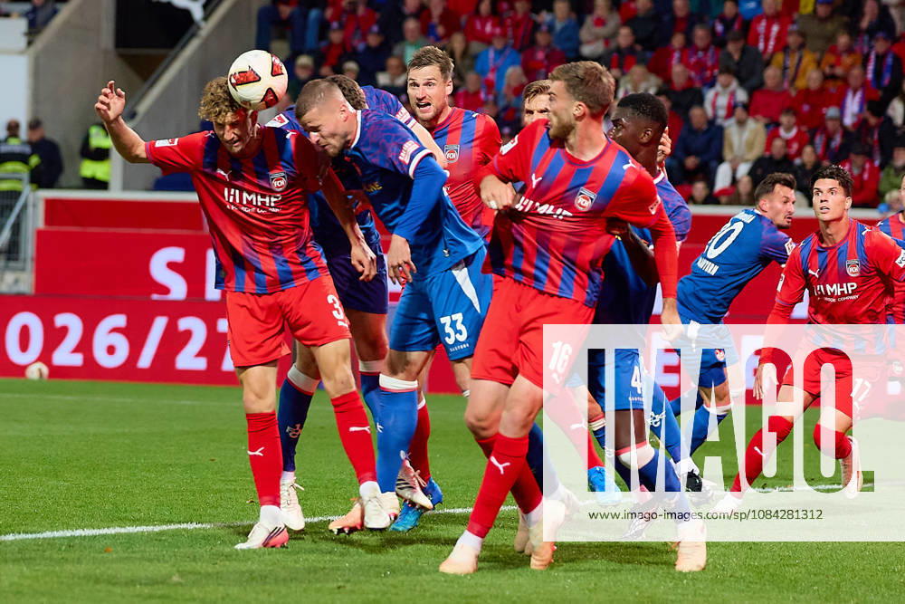 Kopfballduell im Strafraum Jan Schoeppner (1.FC Heidenheim, 03), Jan Elvedi (1. FC Kaiserslautern, 33), Julian Niehues (1.FC Heidenheim, 16), Maxwell Gyamfi (1. FC Kaiserslautern, 04) GER, 1. FC Heidenheim 1846 vs. 1. FC Kaiserslautern, Fussball, 2. Bundesliga, 7. Spieltag, Spielzeit 2026 2027, 09.10.2026 DFL regulations prohibit any use of photographs as image sequences and or quasi-video. GER, 1. FC Heidenheim 1846 vs. 1. FC Kaiserslautern, Fussball, 2. Bundesliga, 7. Spieltag, Spielzeit 2026 2027, 09.10.2026 Heidenheim an der Brenz