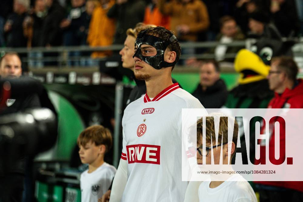 3. Liga, 8. Spieltag, SC Preußen Münster vs. Rot-Weiss Essen im LVM-Preußenstadion. Marvin Obuz (Essen) mit Maske beim Einlaufen WICHTIGER HINWEIS: Gemäß den Vorgaben des DFB und der DFL ist es untersagt, in dem Stadion und oder vom Spiel angefertigte Fotoaufnahmen in Form von Sequenzbildern und oder videoähnlichen Fotostrecken zu verwerten bzw. verwerten zu lassen.