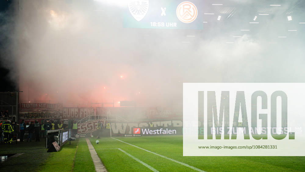 3. Liga, 8. Spieltag, SC Preußen Münster vs. Rot-Weiss Essen im LVM-Preußenstadion. Pyro Fans Rot Weiss Essen WICHTIGER HINWEIS: Gemäß den Vorgaben des DFB und der DFL ist es untersagt, in dem Stadion und oder vom Spiel angefertigte Fotoaufnahmen in Form von Sequenzbildern und oder videoähnlichen Fotostrecken zu verwerten bzw. verwerten zu lassen.