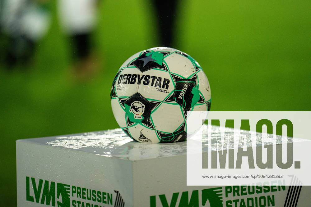 3. Liga, 8. Spieltag, SC Preußen Münster vs. Rot-Weiss Essen im LVM-Preußenstadion. Derbystar Ball 3. Liga WICHTIGER HINWEIS: Gemäß den Vorgaben des DFB und der DFL ist es untersagt, in dem Stadion und oder vom Spiel angefertigte Fotoaufnahmen in Form von Sequenzbildern und oder videoähnlichen Fotostrecken zu verwerten bzw. verwerten zu lassen.