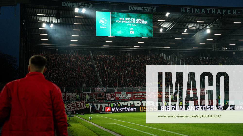 3. Liga, 8. Spieltag, SC Preußen Münster vs. Rot-Weiss Essen im LVM-Preußenstadion. Rot-Weiss-Essen Fans WICHTIGER HINWEIS: Gemäß den Vorgaben des DFB und der DFL ist es untersagt, in dem Stadion und oder vom Spiel angefertigte Fotoaufnahmen in Form von Sequenzbildern und oder videoähnlichen Fotostrecken zu verwerten bzw. verwerten zu lassen.
