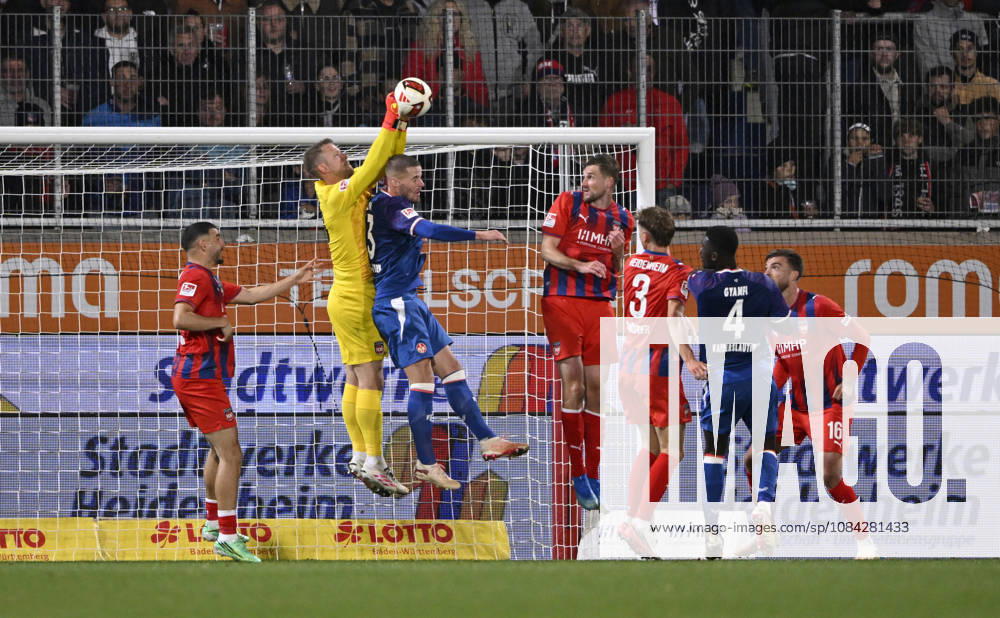 Strafraumszene, Torraumszene Torwart Thomas Daehne 1. FC Heidenheim 1846 FCH (33) gegen Jan Elvedi 1. FC Kaiserslautern FCK (33) 1. FC Heidenheim 1846 FCH vs 1. FC Kaiserslautern 09.10..2026 DFL REGULATIONS PROHIBIT ANY USE OF PHOTOGRAPHS AS IMAGE SEQUENCES AND OR QUASI-VIDEO 1. FC Heidenheim 1846 FCH vs 1. FC Kaiserslautern