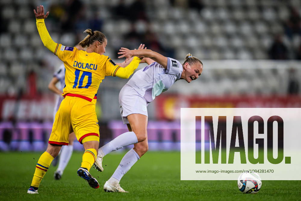 Mihaela Ciolacu of Romania and Frida Maanum of Norway during the FIFA Women s World Cup Qualifier football match between Romania and Norway on October 9, 2026 in Bucharest. Photo: Marius Simensen BILDBYRAN COP 238 bbeng dam FIFA World Cup, WM, Weltmeisterschaft, Fussball qualifiers football fotball fotboll landskamp norge norway romania soccer vm kvalik vm-kvalifisering kvinner