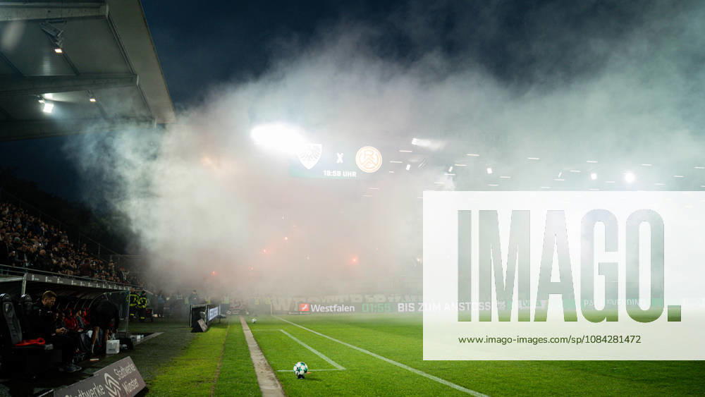 3. Liga, 8. Spieltag, SC Preußen Münster vs. Rot-Weiss Essen im LVM-Preußenstadion. Rot-Weiss-Essen Pyro in Münster WICHTIGER HINWEIS: Gemäß den Vorgaben des DFB und der DFL ist es untersagt, in dem Stadion und oder vom Spiel angefertigte Fotoaufnahmen in Form von Sequenzbildern und oder videoähnlichen Fotostrecken zu verwerten bzw. verwerten zu lassen.