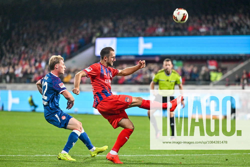 GER, Fussball, Herren, 2. Bundesliga, 7. Spieltag, 1. FC Heidenheim vs 1. FC Kaiserslautern Jonas Föhrenbach (Heidenheim, 19) rettet gegen Mika Haas (Kaiserslautern, 22) Heidenheim Voith-Arena Baden-Württemberg Deutschland
