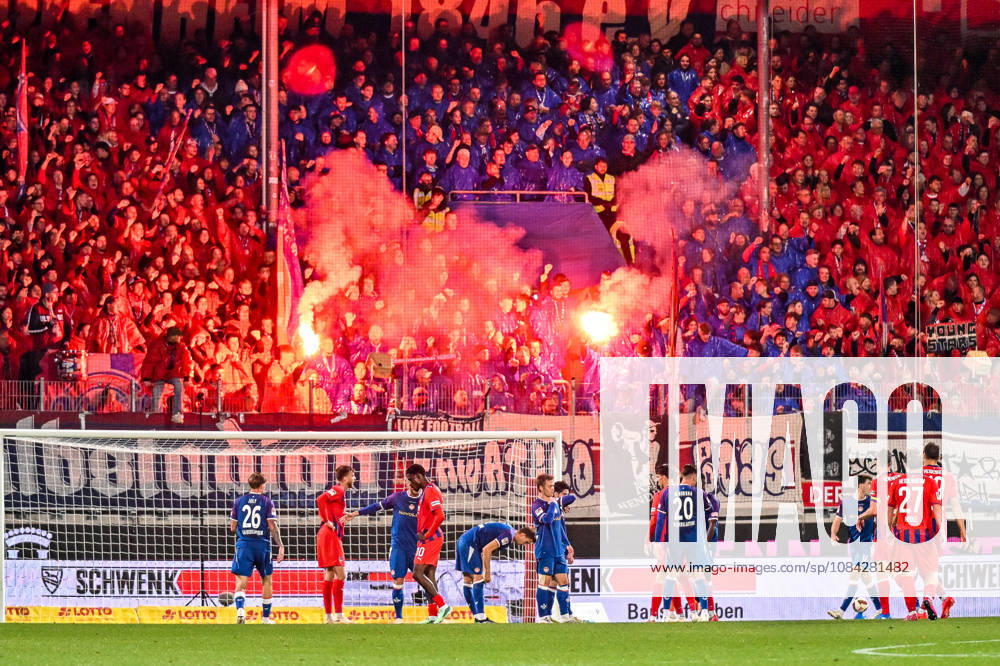 GER, Fussball, Herren, 2. Bundesliga, 7. Spieltag, 1. FC Heidenheim vs 1. FC Kaiserslautern Pyrotechnik im Heidenheimer Fanblock, Ultras, Fankurve, Ostkurve Heidenheim Voith-Arena Baden-Württemberg Deutschland