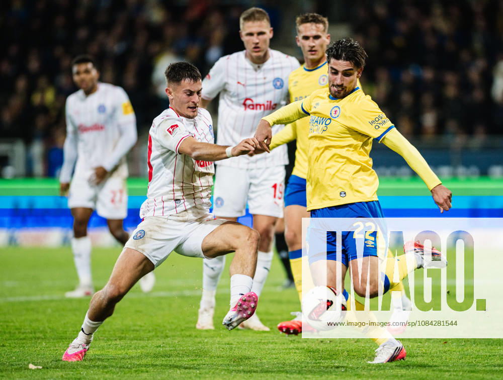 2. Bundesliga: Eintracht Braunschweig vs. Holstein Kiel, 09.10.2026 Adrian Kapralik (Holstein Kiel, 20) gegen Fabio Di Michele Sanchez (Eintracht Braunschweig, 22) Zweikampf; Fußball, 2. Bundesliga, 7. Spieltag: Eintracht Braunschweig vs. Holstein Kiel am 09.10.2026 im Eintracht-Stadion, Braunschweig DFL REGULATIONS PROHIBIT ANY USE OF PHOTOGRAPHS AS IMAGE SEQUENCES AND OR QUASI-VIDEO.