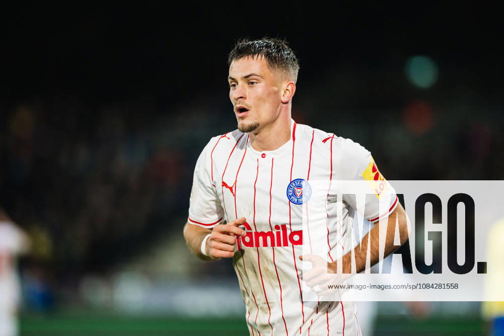 2. Bundesliga: Eintracht Braunschweig vs. Holstein Kiel, 09.10.2026 Adrian Kapralik (Holstein Kiel, 20); Fußball, 2. Bundesliga, 7. Spieltag: Eintracht Braunschweig vs. Holstein Kiel am 09.10.2026 im Eintracht-Stadion, Braunschweig DFL REGULATIONS PROHIBIT ANY USE OF PHOTOGRAPHS AS IMAGE SEQUENCES AND OR QUASI-VIDEO.