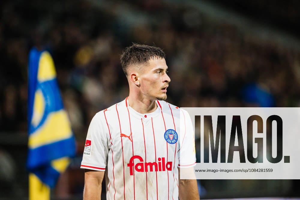 2. Bundesliga: Eintracht Braunschweig vs. Holstein Kiel, 09.10.2026 Adrian Kapralik (Holstein Kiel, 20); Fußball, 2. Bundesliga, 7. Spieltag: Eintracht Braunschweig vs. Holstein Kiel am 09.10.2026 im Eintracht-Stadion, Braunschweig DFL REGULATIONS PROHIBIT ANY USE OF PHOTOGRAPHS AS IMAGE SEQUENCES AND OR QUASI-VIDEO.