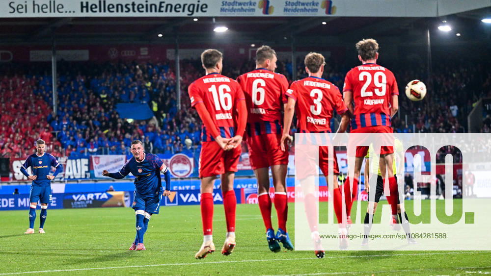 GER, Fussball, Herren, 2. Bundesliga, 7. Spieltag, 1. FC Heidenheim vs 1. FC Kaiserslautern Freistoss von Marlon Ritter (Kaiserslautern, 7), Torchance Heidenheim Voith-Arena Baden-Württemberg Deutschland