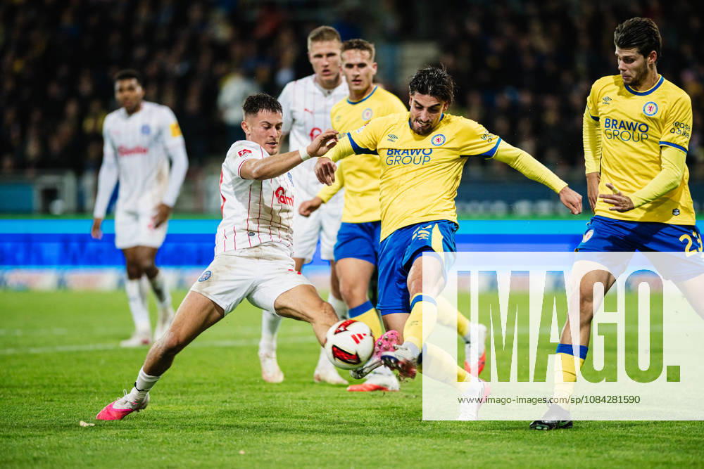 2. Bundesliga: Eintracht Braunschweig vs. Holstein Kiel, 09.10.2026 Adrian Kapralik (Holstein Kiel, 20) gegen Fabio Di Michele Sanchez (Eintracht Braunschweig, 22) Zweikampf; Fußball, 2. Bundesliga, 7. Spieltag: Eintracht Braunschweig vs. Holstein Kiel am 09.10.2026 im Eintracht-Stadion, Braunschweig DFL REGULATIONS PROHIBIT ANY USE OF PHOTOGRAPHS AS IMAGE SEQUENCES AND OR QUASI-VIDEO.