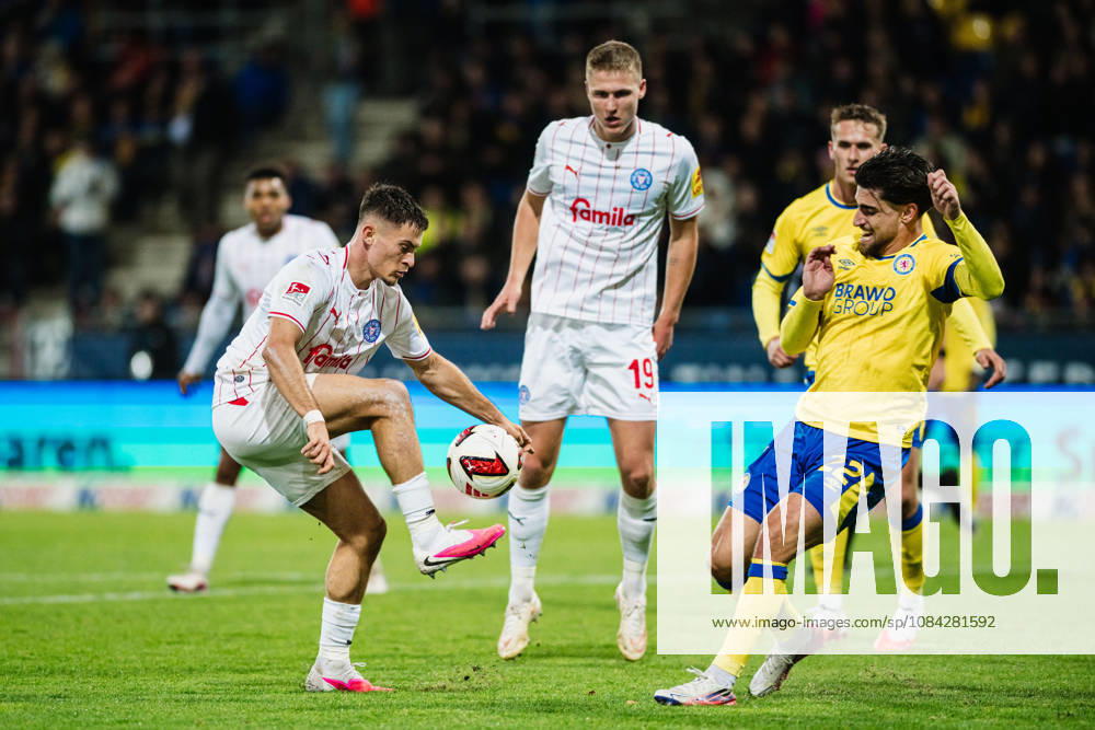 2. Bundesliga: Eintracht Braunschweig vs. Holstein Kiel, 09.10.2026 Adrian Kapralik (Holstein Kiel, 20) gegen Fabio Di Michele Sanchez (Eintracht Braunschweig, 22) Zweikampf; Fußball, 2. Bundesliga, 7. Spieltag: Eintracht Braunschweig vs. Holstein Kiel am 09.10.2026 im Eintracht-Stadion, Braunschweig DFL REGULATIONS PROHIBIT ANY USE OF PHOTOGRAPHS AS IMAGE SEQUENCES AND OR QUASI-VIDEO.