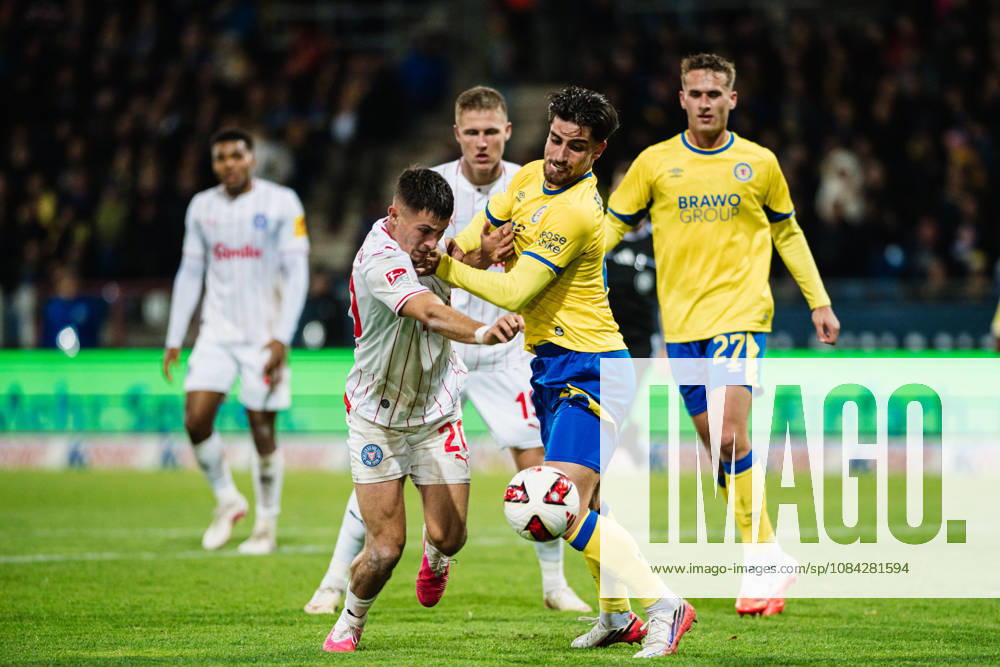 2. Bundesliga: Eintracht Braunschweig vs. Holstein Kiel, 09.10.2026 Adrian Kapralik (Holstein Kiel, 20) gegen Fabio Di Michele Sanchez (Eintracht Braunschweig, 22) Zweikampf; Fußball, 2. Bundesliga, 7. Spieltag: Eintracht Braunschweig vs. Holstein Kiel am 09.10.2026 im Eintracht-Stadion, Braunschweig DFL REGULATIONS PROHIBIT ANY USE OF PHOTOGRAPHS AS IMAGE SEQUENCES AND OR QUASI-VIDEO.
