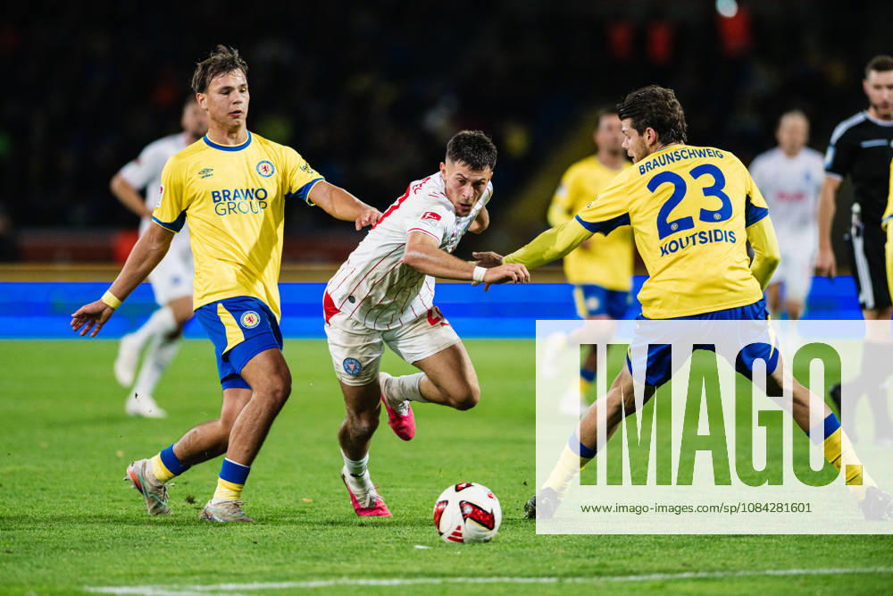 2. Bundesliga: Eintracht Braunschweig vs. Holstein Kiel, 09.10.2026 Adrian Kapralik (Holstein Kiel, 20) geht an Max Marie (Eintracht Braunschweig, 15) und Isidoros Koutsidis (Eintracht Braunschweig, 23) vorbei; Fußball, 2. Bundesliga, 7. Spieltag: Eintracht Braunschweig vs. Holstein Kiel am 09.10.2026 im Eintracht-Stadion, Braunschweig DFL REGULATIONS PROHIBIT ANY USE OF PHOTOGRAPHS AS IMAGE SEQUENCES AND OR QUASI-VIDEO.
