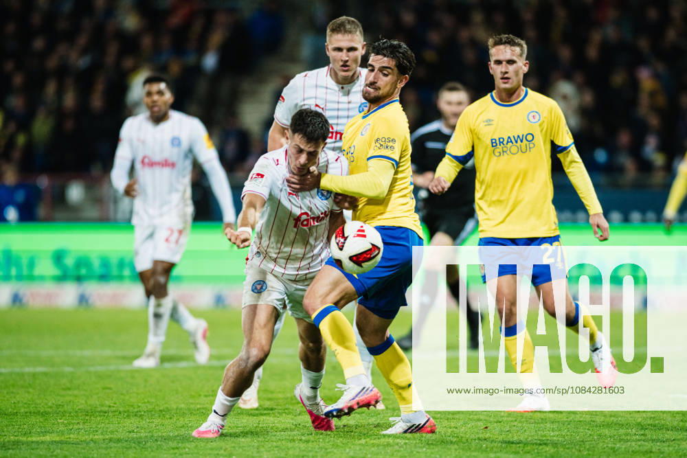 2. Bundesliga: Eintracht Braunschweig vs. Holstein Kiel, 09.10.2026 Adrian Kapralik (Holstein Kiel, 20) gegen Fabio Di Michele Sanchez (Eintracht Braunschweig, 22) Zweikampf; Fußball, 2. Bundesliga, 7. Spieltag: Eintracht Braunschweig vs. Holstein Kiel am 09.10.2026 im Eintracht-Stadion, Braunschweig DFL REGULATIONS PROHIBIT ANY USE OF PHOTOGRAPHS AS IMAGE SEQUENCES AND OR QUASI-VIDEO.
