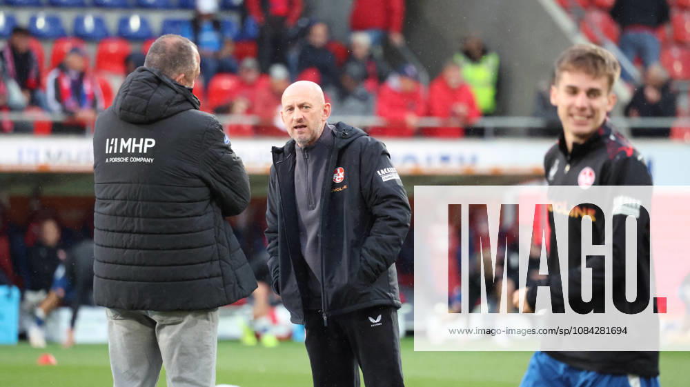 Fussball 2.Bundesliga, 1.FC Heidenheim - 1.FC Kaiserslautern v.l. Frank Schmidt Trainer (1FC Heidenheim 1846) Torsten Lieberknecht Trainer (1.FC Kaiserslautern) Heidenheim