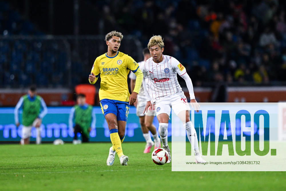Fussball, 2. Bundesliga, Eintracht Braunschweig - Holstein Kiel, Yann Sturm (Eintracht Braunschweig), Hiroki Sekine (Holstein Kiel) xRHR-FOTO DEx
