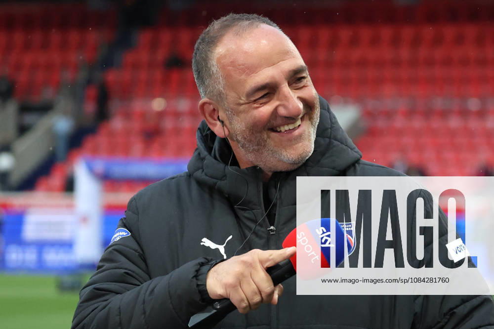 Fussball 2.Bundesliga, 1.FC Heidenheim - 1.FC Kaiserslautern v.l. Frank Schmidt Trainer (1FC Heidenheim 1846) lacht, laechelt, positiv, zufrieden, laughs, smiles, positive, satisfied Heidenheim