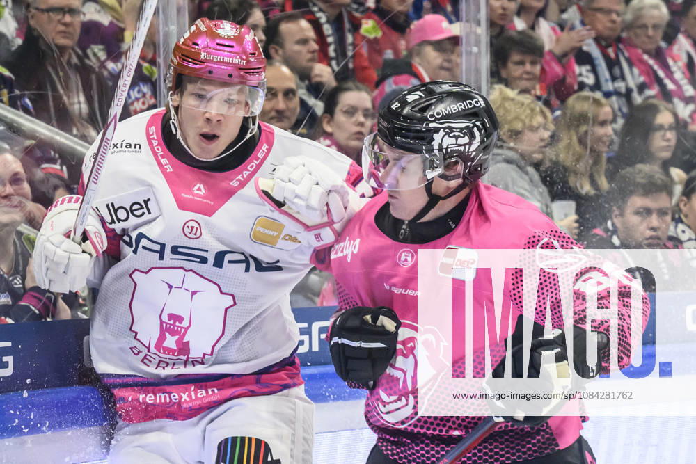 Im Bild v.l.: Jonas Müller (Eisbären Berlin 18), Tyler Morley (Grizzlys Wolfsburg 86), Zweikampf, Action, Kampf, kaempft um den Puck, GER, Berlin, Eishockey, DEL 1, Eisbaeren Berlin vs Grizzlys Wolfsburg, in der Uber Arena, 09.10.2026,