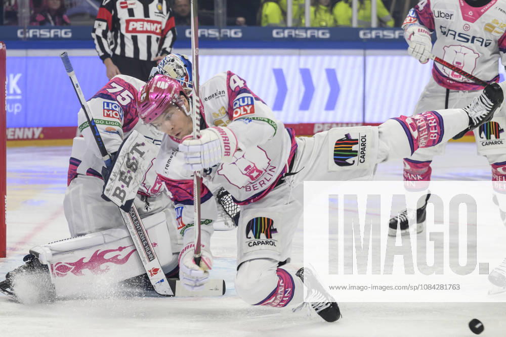 Im Bild v.l.: Jonas Neffin (Eisbären Berlin 75), Adam Smith (Eisbären Berlin 04), GER, Berlin, Eishockey, DEL 1, Eisbaeren Berlin vs Grizzlys Wolfsburg, in der Uber Arena, 09.10.2026,
