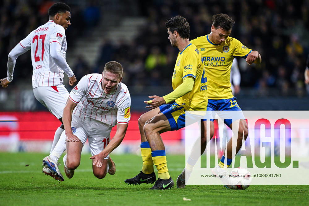 Fussball, 2. Bundesliga, Eintracht Braunschweig - Holstein Kiel, Phil Harres (Holstein Kiel) wird gefoult von Isidoros Koutsidis (Eintracht Braunschweig) xRHR-FOTO DEx