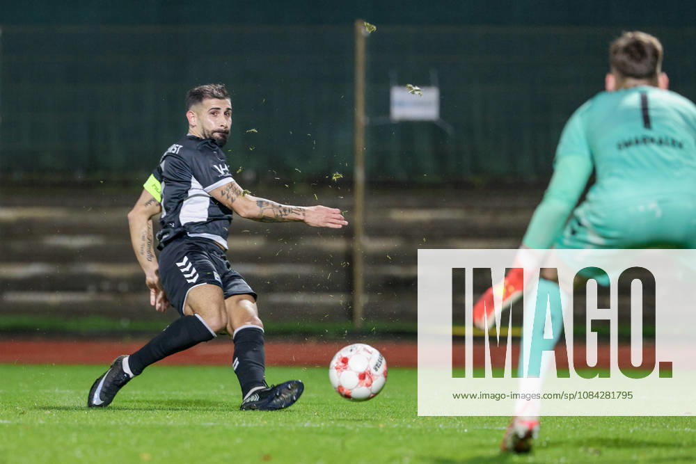 V.li.: Ibrahim Temin (SV Atlas Delmenhorst, 5) beim Torschuss, schießt auf das Tor, am Ball, Aktion, Action, Spielszene, Stefan Smarkalev (Torhüter, Torwart, SV Werder Bremen II, 1), 09.10.2026, Bremen (Deutschland), Fussball, Regionalliga Nord, SV Werder Bremen II - SV Atlas Delmenhorst