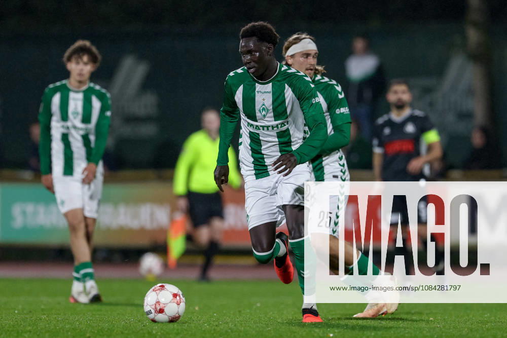 Ramiz Hamouda (SV Werder Bremen II, 24) am Ball, Einzelbild, Ganzkörper, Aktion, Action, Spielszene, 09.10.2026, Bremen (Deutschland), Fussball, Regionalliga Nord, SV Werder Bremen II - SV Atlas Delmenhorst