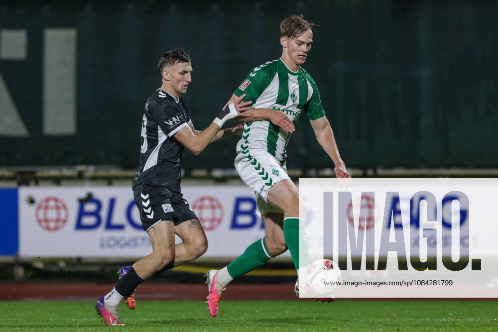 V.li.: Steffen Rohwedder (SV Atlas Delmenhorst, 28) und Mats Heitmann (SV Werder Bremen II, 3) im Zweikampf, Duell, Dynamik, Aktion, Action, Spielszene, 09.10.2026, Bremen (Deutschland), Fussball, Regionalliga Nord, SV Werder Bremen II - SV Atlas Delmenhorst