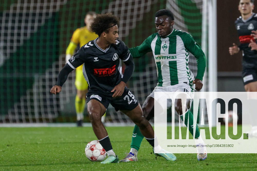 V.li.: Eric Anozie (SV Atlas Delmenhorst, 29) und Princewill Mbock (SV Werder Bremen II, 18) im Zweikampf, Duell, Dynamik, Aktion, Action, Spielszene, 09.10.2026, Bremen (Deutschland), Fussball, Regionalliga Nord, SV Werder Bremen II - SV Atlas Delmenhorst