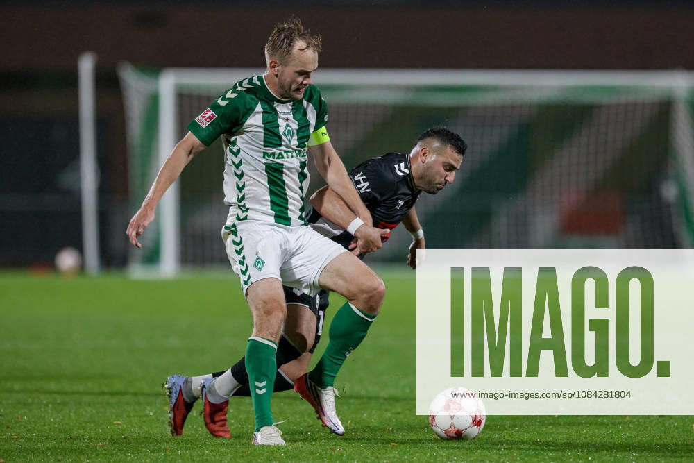 V.li.: Cimo Röcker (SV Werder Bremen II, 5) und Christofer David (SV Atlas Delmenhorst, 10) im Zweikampf, Duell, Dynamik, Aktion, Action, Spielszene, 09.10.2026, Bremen (Deutschland), Fussball, Regionalliga Nord, SV Werder Bremen II - SV Atlas Delmenhorst