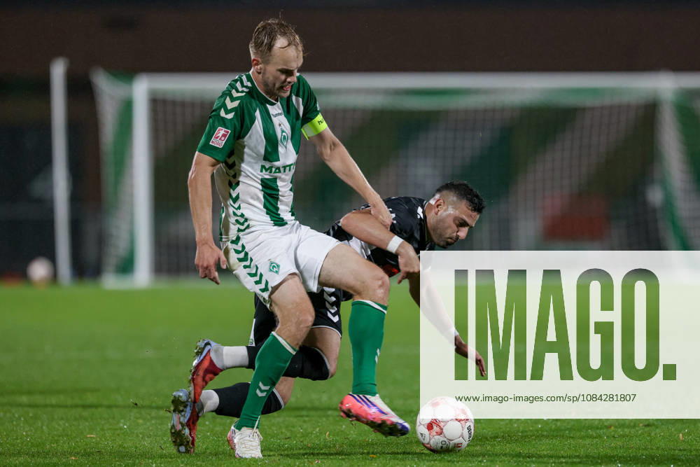 V.li.: Cimo Röcker (SV Werder Bremen II, 5) und Christofer David (SV Atlas Delmenhorst, 10) im Zweikampf, Duell, Dynamik, Aktion, Action, Spielszene, 09.10.2026, Bremen (Deutschland), Fussball, Regionalliga Nord, SV Werder Bremen II - SV Atlas Delmenhorst