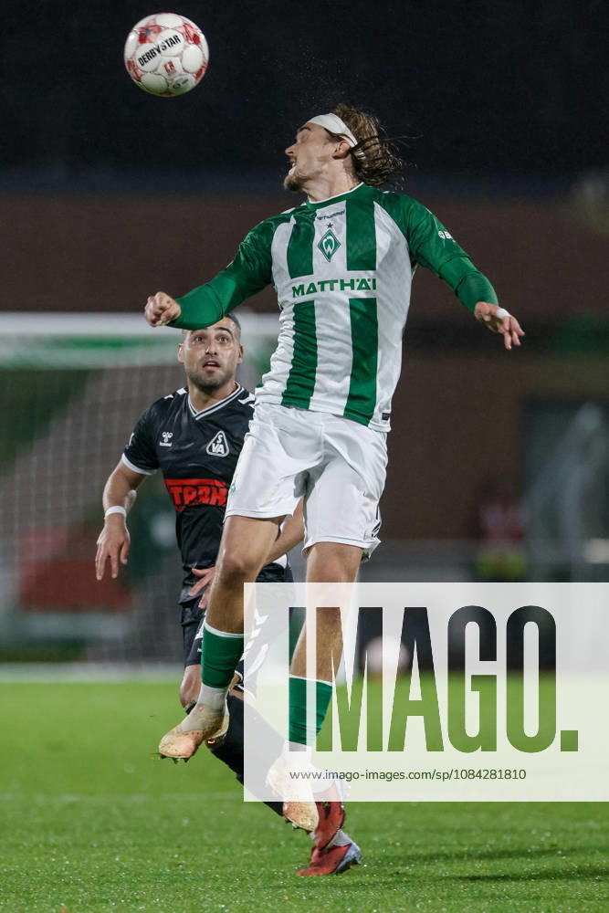 V.li.: Christofer David (SV Atlas Delmenhorst, 10) und Noah Weißbach (SV Werder Bremen II, 25) im Kopfballduell, Kopfball, Zweikampf, Action, Aktion, Spielszene, 09.10.2026, Bremen (Deutschland), Fussball, Regionalliga Nord, SV Werder Bremen II - SV Atlas Delmenhorst