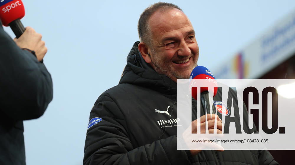 Fussball 2.Bundesliga, 1.FC Heidenheim - 1.FC Kaiserslautern v.l. Frank Schmidt Trainer (1FC Heidenheim 1846) lacht, laechelt, positiv, zufrieden, laughs, smiles, positive, satisfied bei SKY Heidenheim
