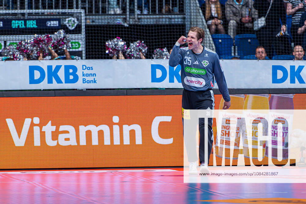 Joel Birlehm (TSV Hannover-Burgdorf, Nr. 35) (v.l.), TSV Hannover-Burgdorf (grün) gegen SG Flensburg-Handewitt (blau) am 8. Spieltag der Saison 2026 2027 in der Opel Handball-Bundesliga (09.10.2026, ZAG Arena (Hannover, GER),