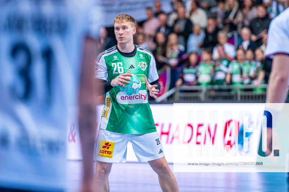 Jonathan Edvardsson (TSV Hannover-Burgdorf, Nr. 26) (v.l.), TSV Hannover-Burgdorf (grün) gegen SG Flensburg-Handewitt (blau) am 8. Spieltag der Saison 2026 2027 in der Opel Handball-Bundesliga (09.10.2026, ZAG Arena (Hannover, GER),