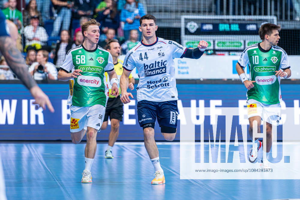 Aymeric Minne (SG Flensburg-Handewitt, Nr. 44) (v.l.), TSV Hannover-Burgdorf (grün) gegen SG Flensburg-Handewitt (blau) am 8. Spieltag der Saison 2026 2027 in der Opel Handball-Bundesliga (09.10.2026, ZAG Arena (Hannover, GER),