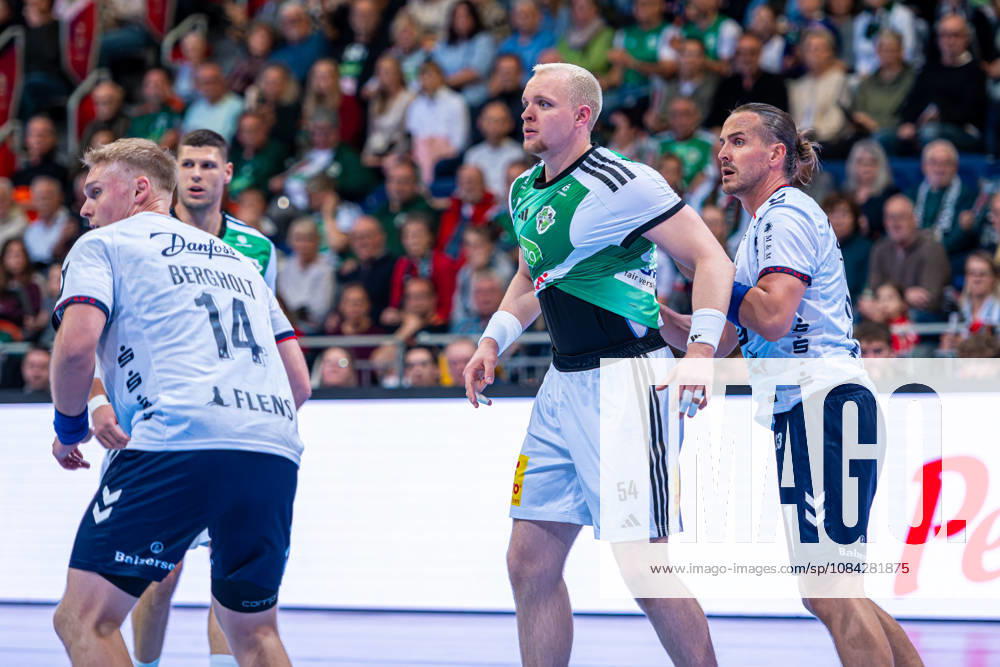 Justus Fischer (TSV Hannover-Burgdorf, Nr. 54) (v.l.), TSV Hannover-Burgdorf (grün) gegen SG Flensburg-Handewitt (blau) am 8. Spieltag der Saison 2026 2027 in der Opel Handball-Bundesliga (09.10.2026, ZAG Arena (Hannover, GER),