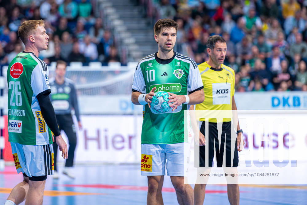 Renars Uscins (TSV Hannover-Burgdorf, Nr. 10) (v.l.), TSV Hannover-Burgdorf (grün) gegen SG Flensburg-Handewitt (blau) am 8. Spieltag der Saison 2026 2027 in der Opel Handball-Bundesliga (09.10.2026, ZAG Arena (Hannover, GER),